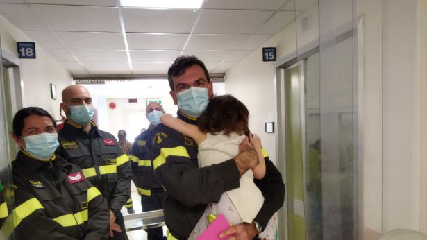 Chieti: i Vigili del Fuoco portano le Uova Pasquali nel reparto di Pediatria