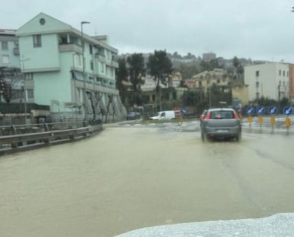 Vasto: acqua e fango sulla statale Adriatica 16