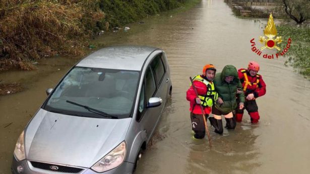 Un automobilista soccorso dai Vigili del Fuoco