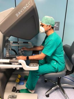 Il dott. Liberato Aceto alla consolle del robot Da Vinci