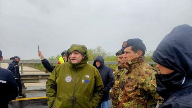 Il presidente della Regione Molise Roberti con esponenti dell'Esercito Italiano