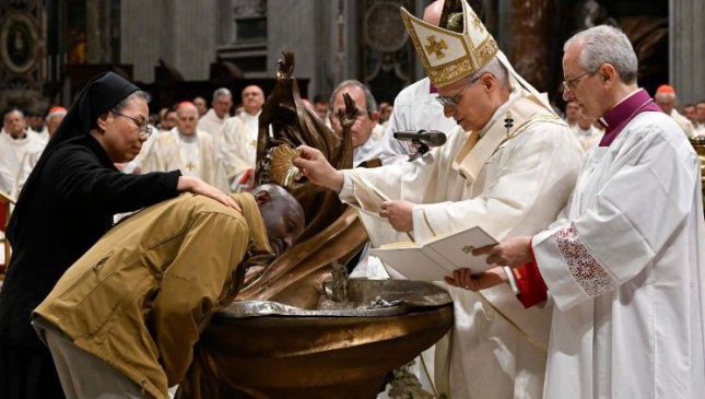 Papa Leone battezza un adulto