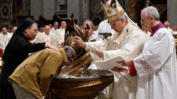 Papa Leone battezza un adulto