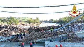 Una immagine delle ricerche in corso sotto il ponte sul Trigno