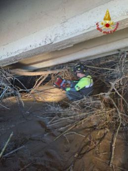 Le ricerche in corso sotto il ponte crollato
