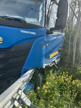 Trignina: il tir finito contro il guard-rail