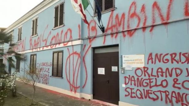 Vasto: le scritte fatte sulla struttura che ospita i Servizi Sociali