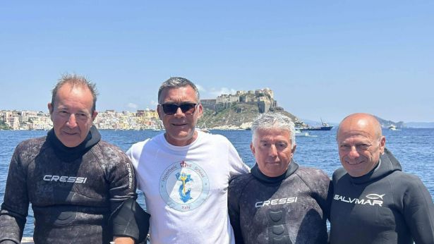 Bosco con gli istruttori di apnea Mardollo, Oreffice e Parzanese