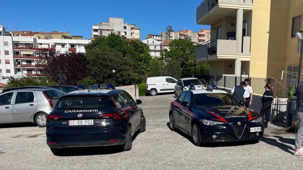 Vasto: L'area circostante la palazzina dove si è consumata la tragedia