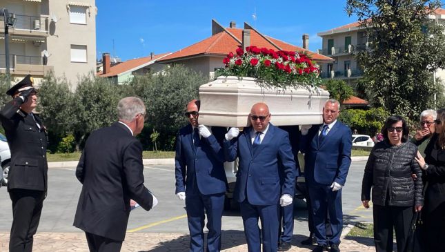 La bara contenente le spoglie di Andrea Sciorilli