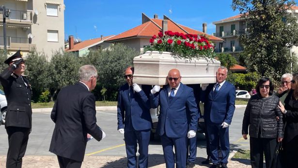 La bara contenente le spoglie di Andrea Sciorilli