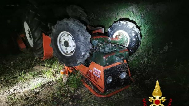 Altino: il trattore ribaltato