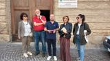 Lanciano: gli esponenti del centrosinistra dinanzi alla Biblioteca