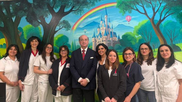 Nella foto lo staff dell’Allergologia e pneumologia pediatrica. Al centro Francesco Chiarelli e Sabrina Di Pillo