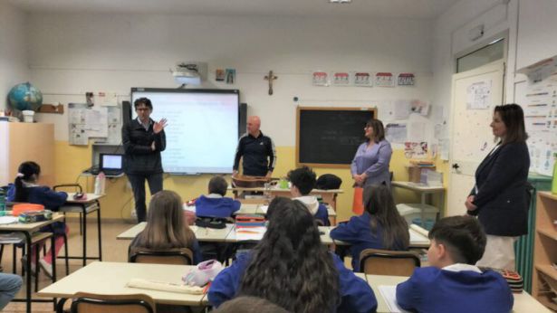 Il Sindaco di Vasto in una scuola a colloquio con gli studenti