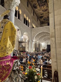 Bari: i pellegrini nella Basilica di San Nicola