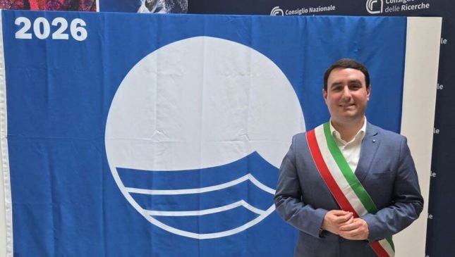 L'Assessore al Turismo Nicola Della Gatta con la bandiera Blu