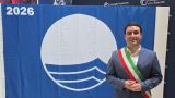 L'Assessore al Turismo Nicola Della Gatta con la bandiera Blu