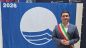 L'Assessore al Turismo Nicola Della Gatta con la bandiera Blu