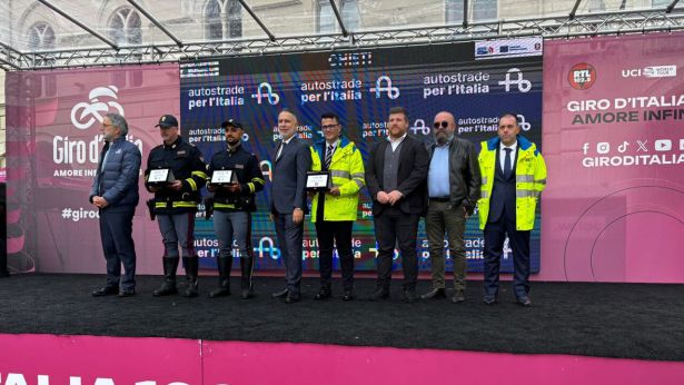 Chieti: Giro d'Italia, la premiazione degli agenti