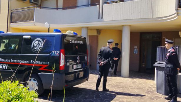 Un mezzo del Ris sotto l'abitazione degli Sciorilli
