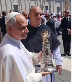 Papa Leone XIV° con la reliquia del Beato Angelo da Furci