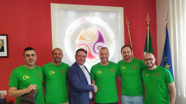 I giocatori con il Direttore Generale Palmieri