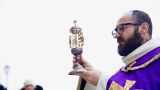 Padre Gentili espone la Sacra Ampolla