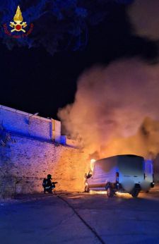 I furgoni avvolti dalle fiamme