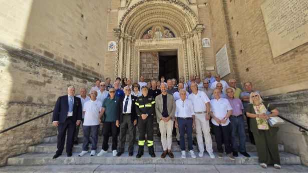 Chieti: Vigilii del Fuoco, foto ricordo sulla scalinata di San Giustino