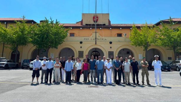 Foto di gruppo con gli studenti