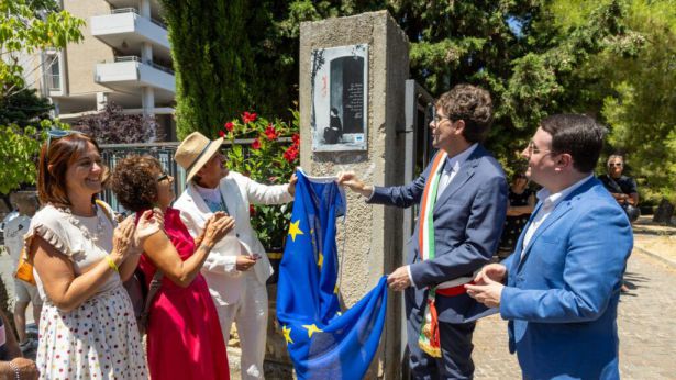 La cerimonia in onore della Modotti