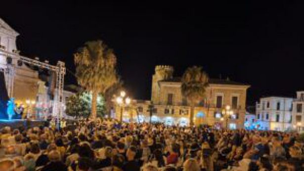 Piazza Rossetti gremita di gente
