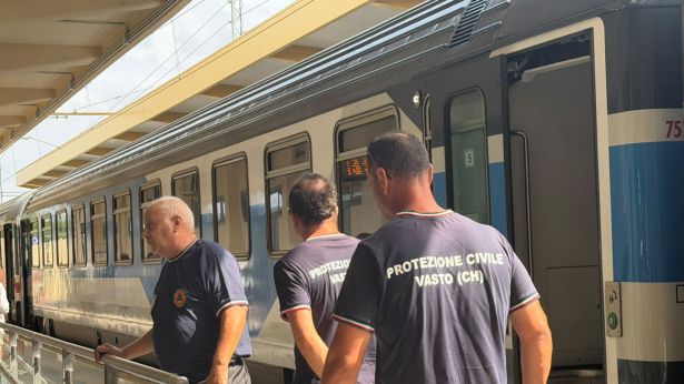 Gli uomini della Protezione Civile nella stazione di Vasto-San Salvo