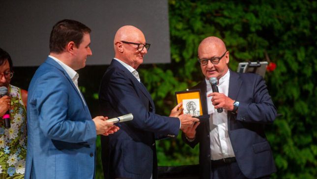 La cnsegna del Premio Silvio Petroro al prof. Domenico Genovesi