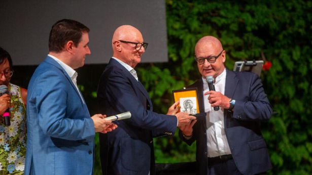 La cnsegna del Premio Silvio Petroro al prof. Domenico Genovesi