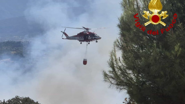 L'elicottero dei Vigili del Fuoco in azione a Vacri