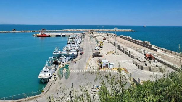 Il molo di levante del Porto di Punta Penna