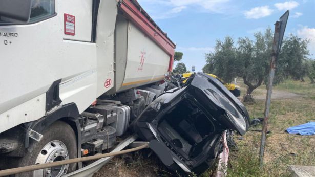 Una immagine dell'incidente avvenuto sulla SS16 adriatica