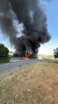 Cupello: il capannone avvolto dalle fiamme