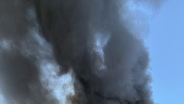 Cupello: il capannone avvolto dalle fiamme