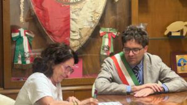 La firma del Patto della gentilezza