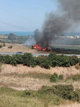 L'incendio divampato vicino al Villaggio Siv