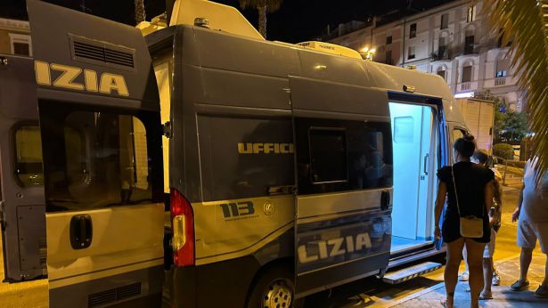 Il camper/ufficio della Polizia di Stato