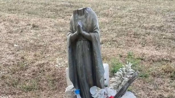 La statua della Madonna decapitata