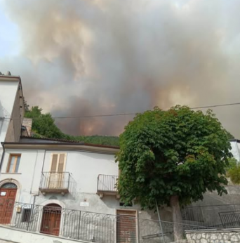 Le fiamme lambiscono le prime abitazioni