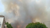 Le fiamme lambiscono le prime abitazioni