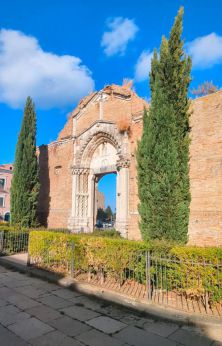 Il portale della Chiesa di San Pietro
