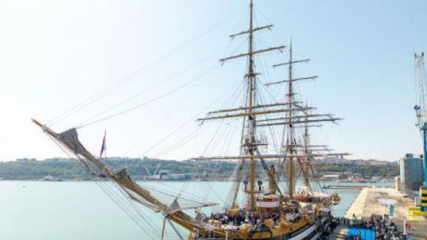 La nave "Peluso" ormeggiata nel porto di Vasto