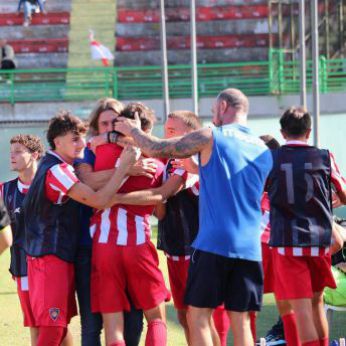 La gioia dei calciatori della Pro Vasto